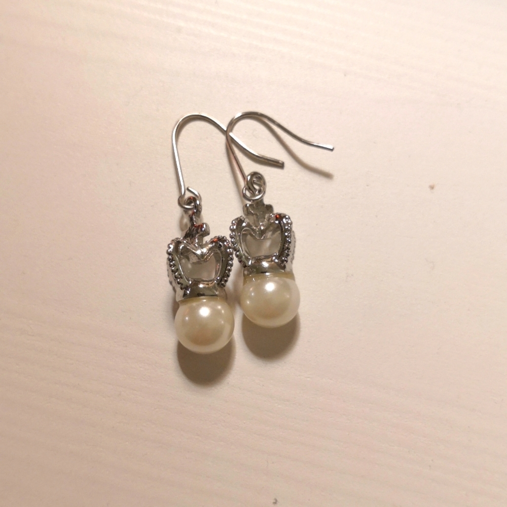 Beautiful crown pearl earrings